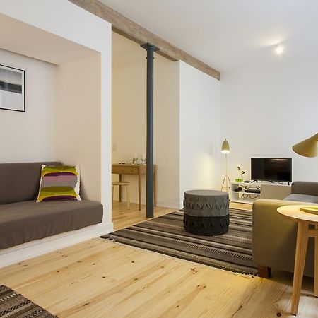 Joivy Cosy 1-Bed Flat With Workspace In Santa Catarina, Moments From Luis De Camoes Sq Lisboa الغرفة الصورة