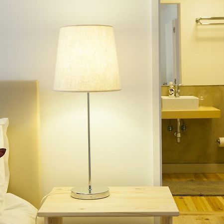 Joivy Cosy 1-Bed Flat With Workspace In Santa Catarina, Moments From Luis De Camoes Sq Lisboa الغرفة الصورة