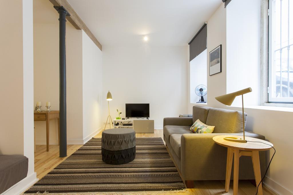 Joivy Cosy 1-Bed Flat With Workspace In Santa Catarina, Moments From Luis De Camoes Sq Lisboa الغرفة الصورة