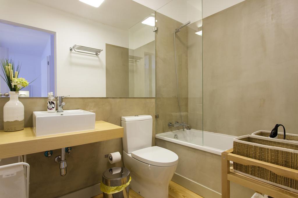 Joivy Cosy 1-Bed Flat With Workspace In Santa Catarina, Moments From Luis De Camoes Sq Lisboa الغرفة الصورة