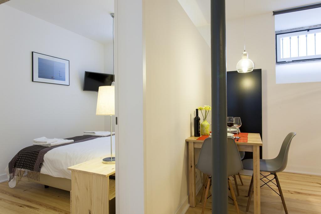 Joivy Cosy 1-Bed Flat With Workspace In Santa Catarina, Moments From Luis De Camoes Sq Lisboa الغرفة الصورة