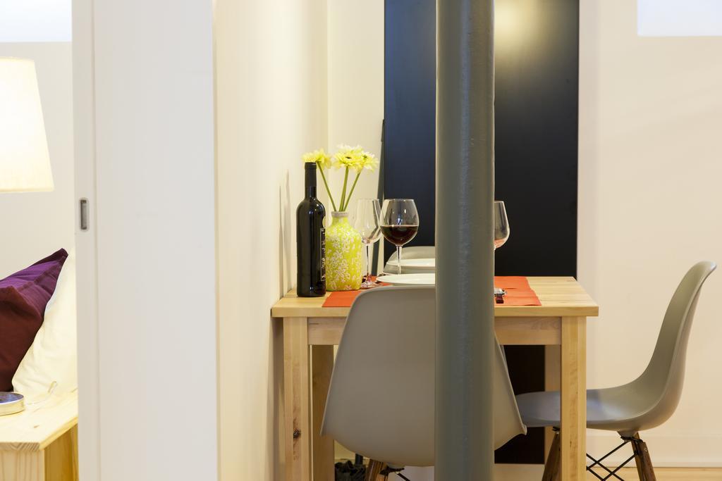 Joivy Cosy 1-Bed Flat With Workspace In Santa Catarina, Moments From Luis De Camoes Sq Lisboa الغرفة الصورة