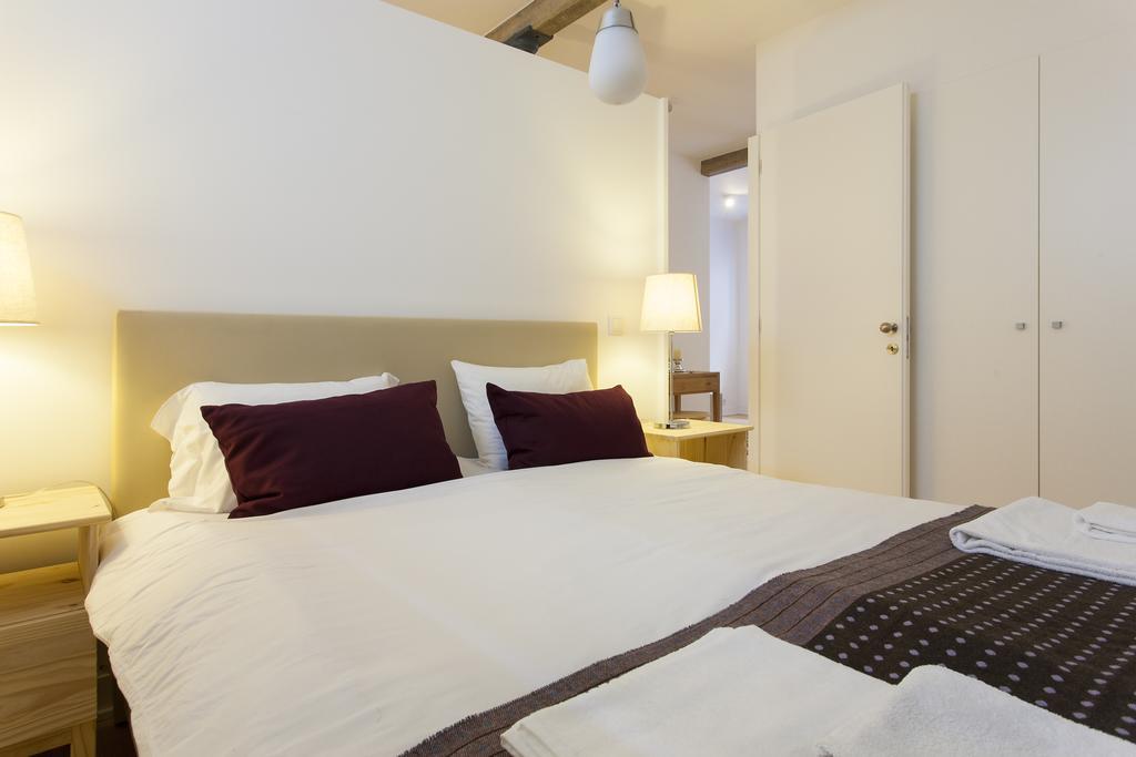 Joivy Cosy 1-Bed Flat With Workspace In Santa Catarina, Moments From Luis De Camoes Sq Lisboa الغرفة الصورة